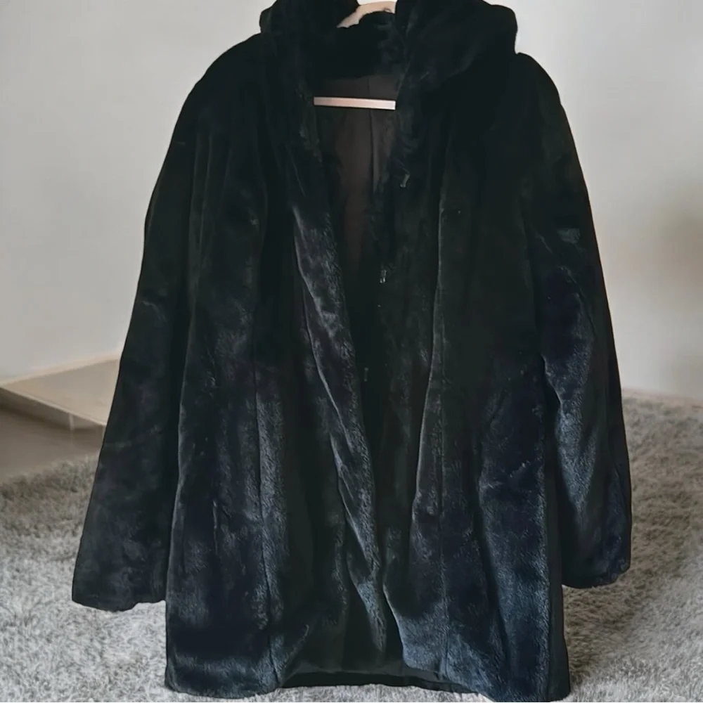 Luxurious Black Faux Fur Coat - Picture 4 of 17